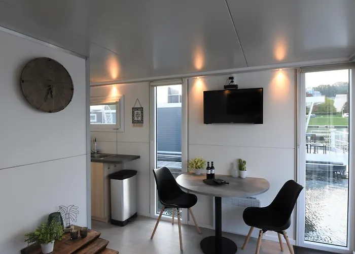 Tiny Floating House Ibiza Маастрихт