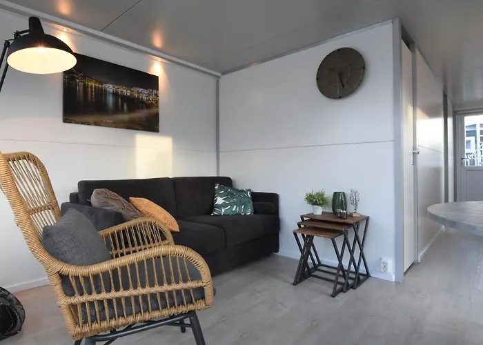 Дом отдыха Tiny Floating House Ibiza Маастрихт